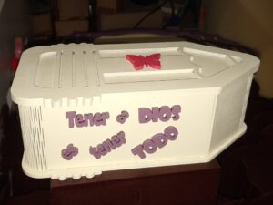 CAJA EN FORMA DE LAPIZ -PINTADA Y BARNIZADA- 19x9x7cm