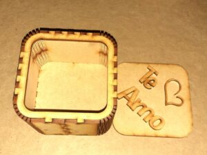 Caja con esquinas flexibles  9x9x7cm