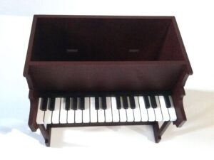 PORTA LAPIZ EN FORMA DE PIANO COLOR CAFE 11X6X13cm.