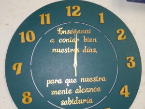 Relojes de pared UC con mensaje