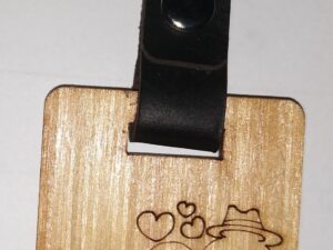 Llaveros de madera con cinta de piel